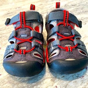 Keen toddler size 7 sandals.